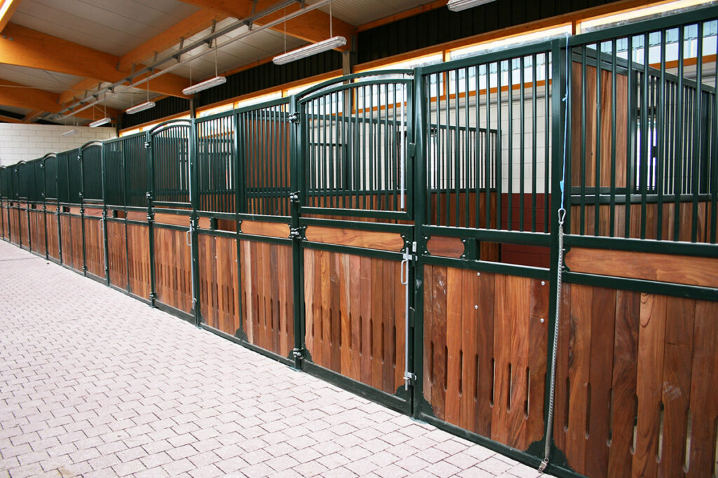 Bau von Innenboxen für Pferde-Stallanlagen